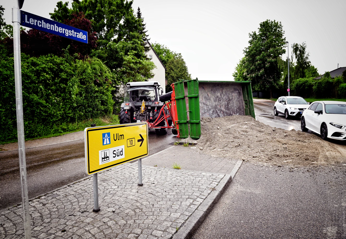 Ein umgekippter Traktor in Dornstadt — © Thomas Heckmann