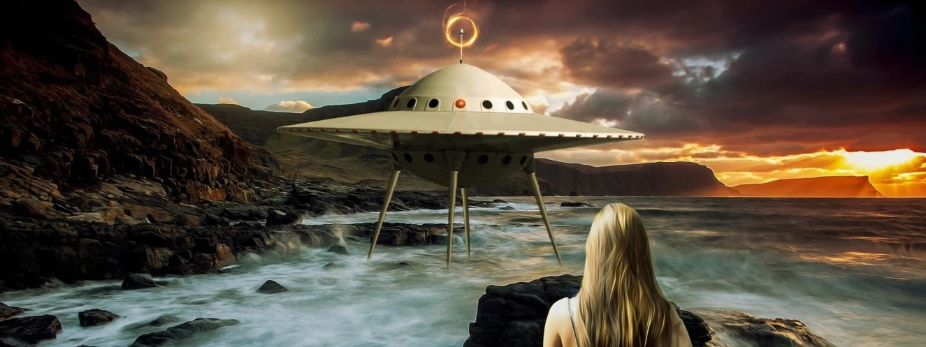 Science Fiction und Fantasy Symbolbild mit UFO und Frau — © Symbolbild