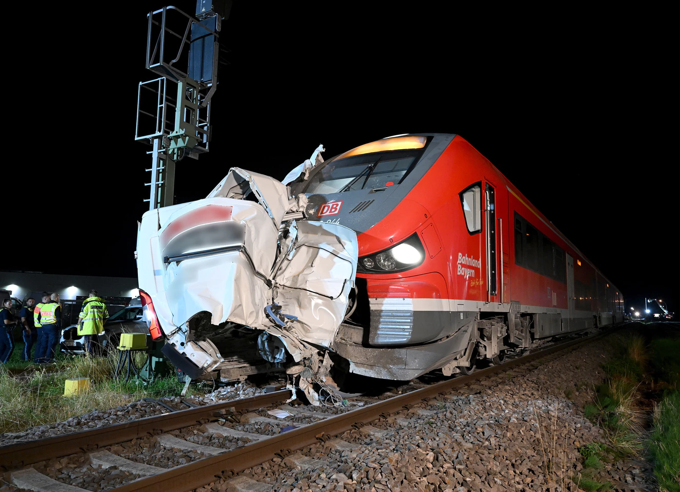 Zug zerschmettert Transporter — © Thomas Heckmann