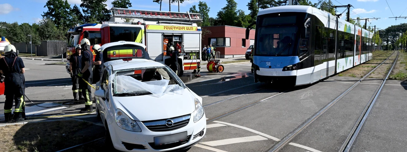 Schwerverletzte nach Zusammenstoß zwischen Straßenbahn und Auto — © Thomas Heckmann