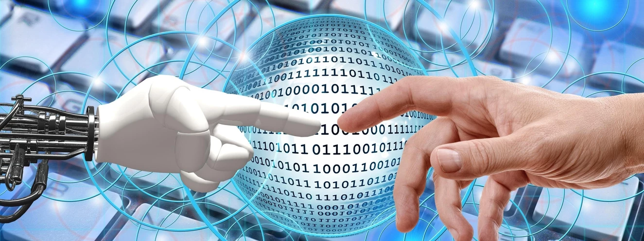 Roboterhand und Menschenhand