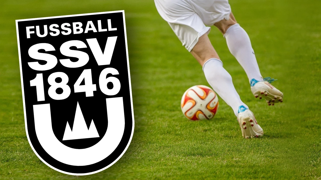 Das Logo vom SSV Ulm 1846 Fussball und ein Fussballer