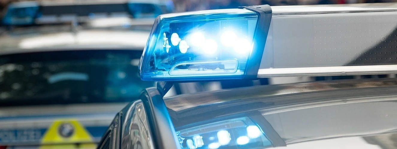 Polizei, Einsatz, Polizei Einsatz, Polizeieinsatz, Blaulicht, Polizeiauto, Polizeiwagen, Razzia — © Symboldbild