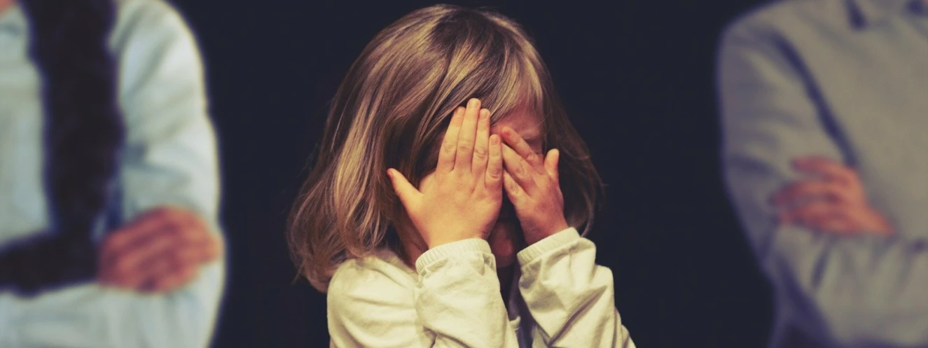 Kind hält sich vor Angst die Augen zu