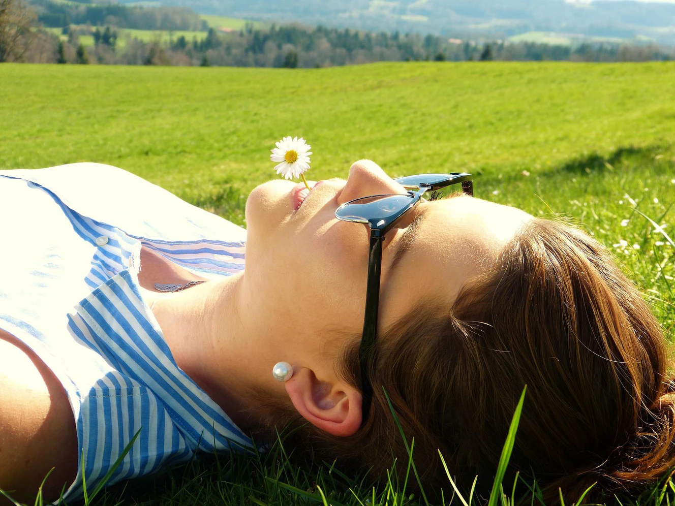 Pause, Wiese, Gras, Blume, Frau — © Symbolbild