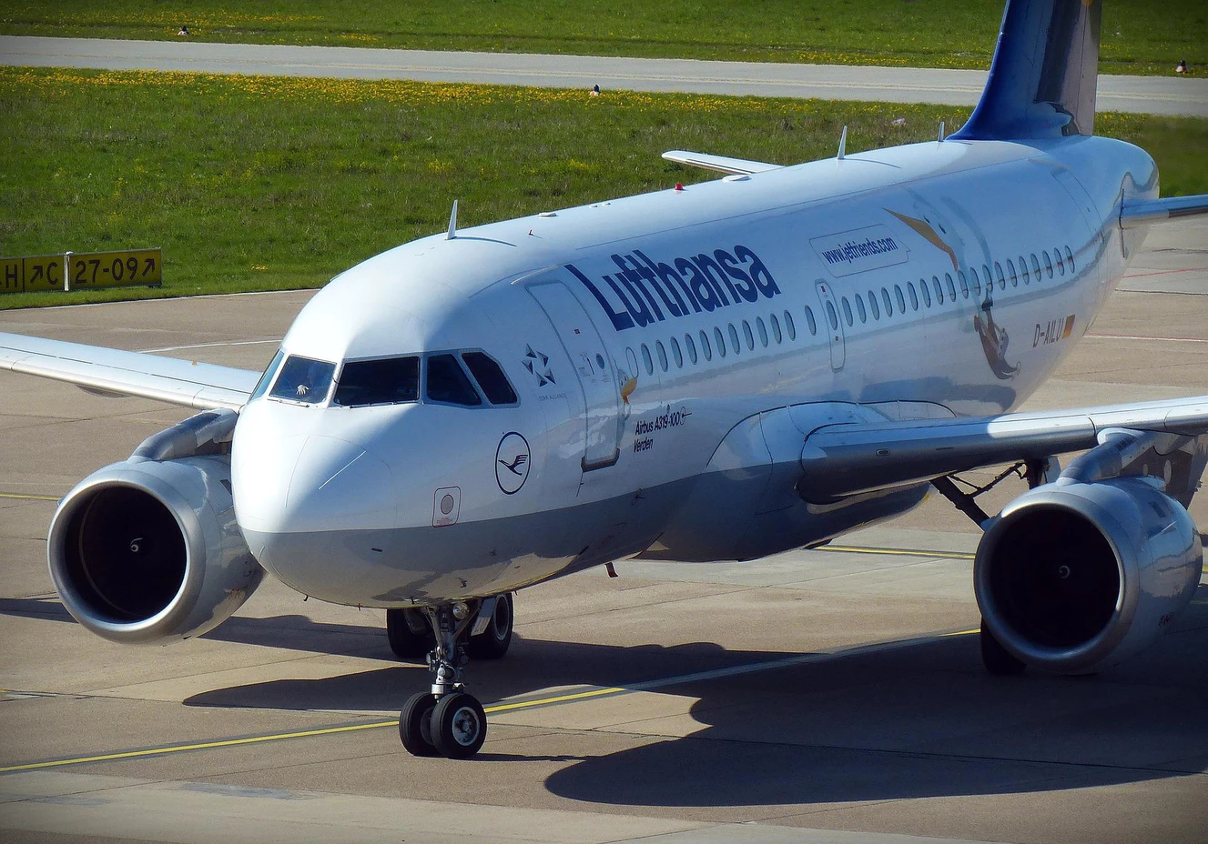 lufthansa, flugzeug, flughafen