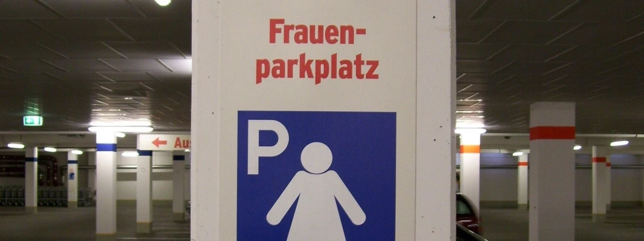 Frauenparkplatz, Schild — © Symbolbild