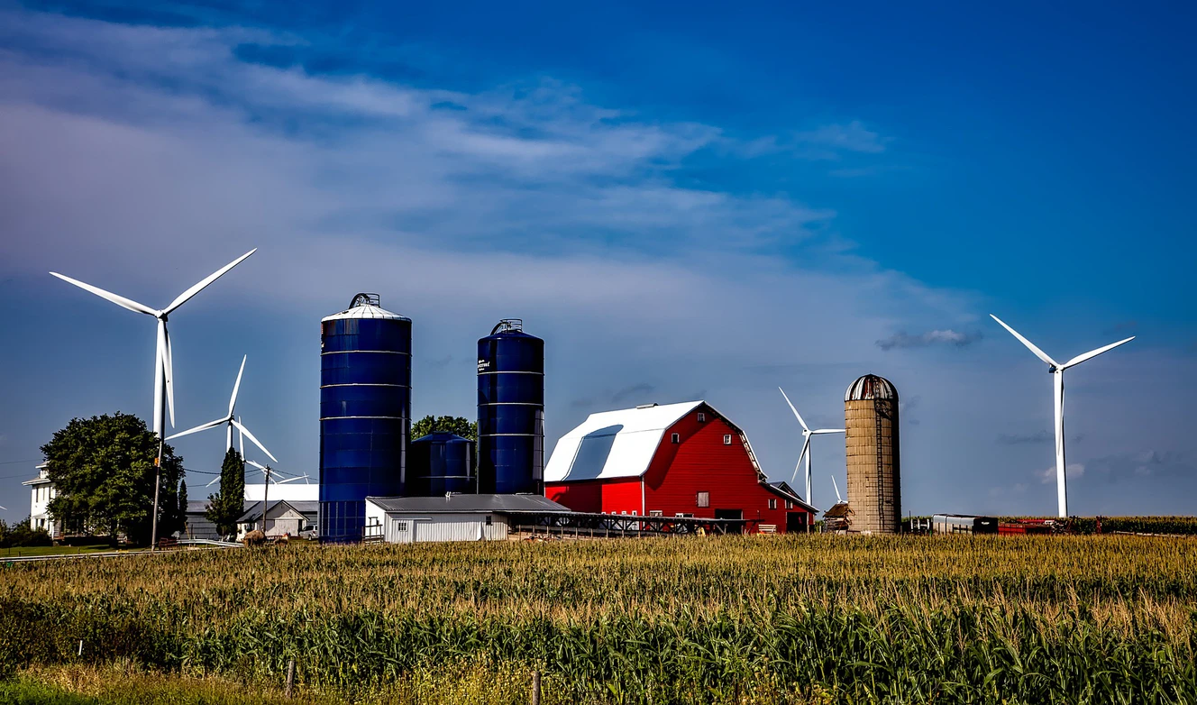Ein Silo und Bauernhof