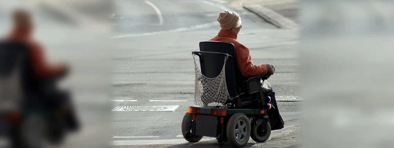 Oma im elektrischen Rollstuhl