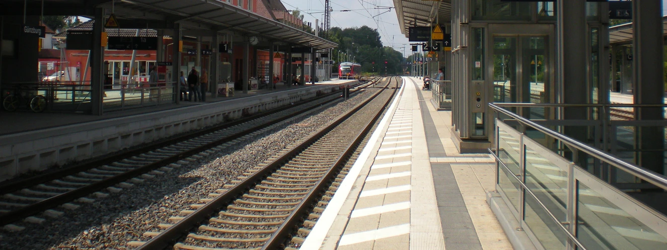 Bahnsteige des Bahnhofs Günzburg — © wikimedia