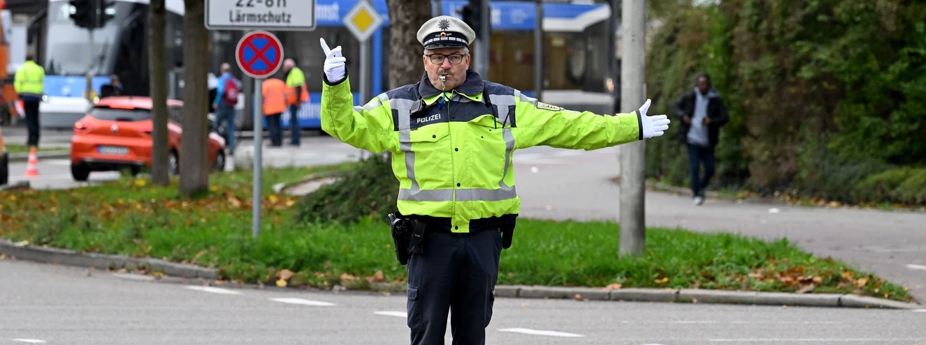 Polizei regelt Verkehr — © Thomas Heckmann