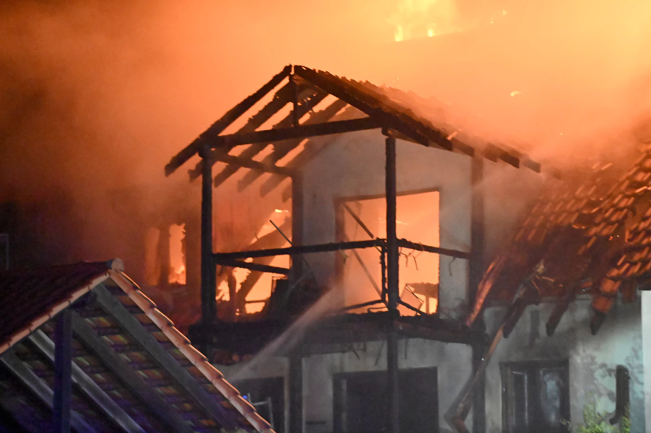 Löscharbeiten am brennenden Mehrfamilienhaus in Ulm-Donautetten — © Thomas Heckmann