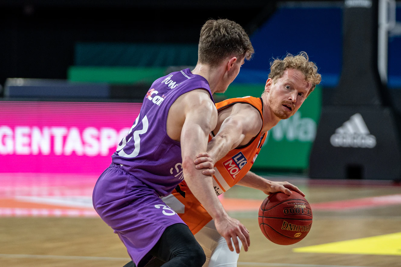 Per Günther im Zweikampf mit einem Göttinger Spieler — © Ulf Duda/fotoduda.de/BBL/Pool/dpa