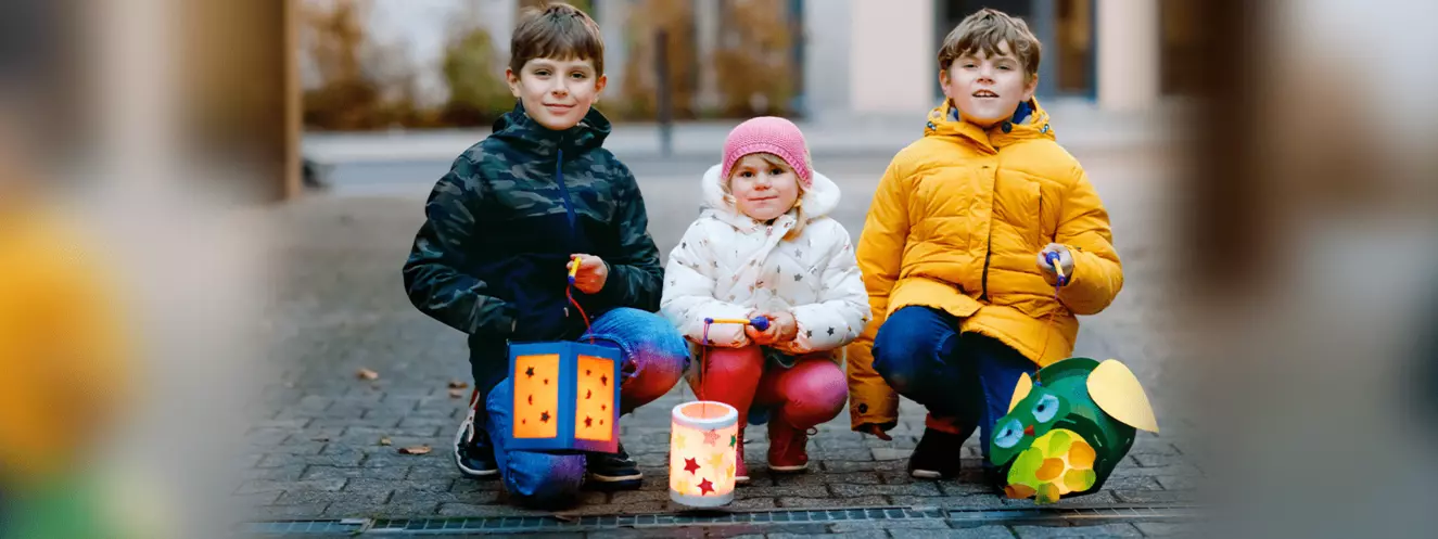 Kinder mit Laternen