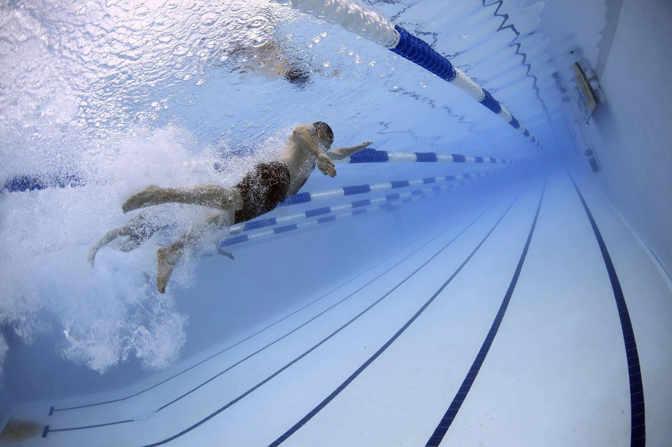 Sportschwimmer im Hallenbad