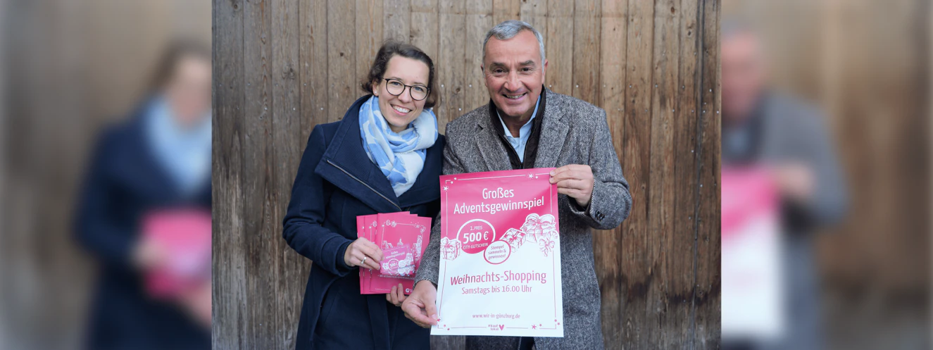 Oberbürgermeister Gerhard Jauernig und Citymanagerin Nikola Gamm mit den Weihnachtsaktionen der Cityinitiative Günzburg — © Stadt Günzburg