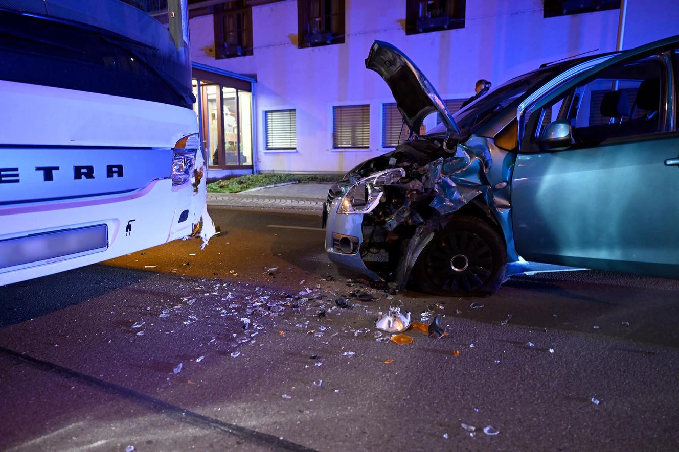Verkehrsunfall PKW Linienbus — © Thomas Heckmann