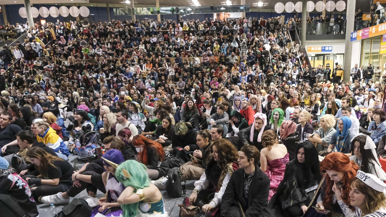 Impressionen von der Comic Con Stuttgart 2022: Das Publikum verfolgt begeistert die Cosplay-Wettbewerbe auf der Atriumsbühne | Bildnachweis: Landesmesse Stuttgart GmbH — © Landesmesse Stuttgart GmbH