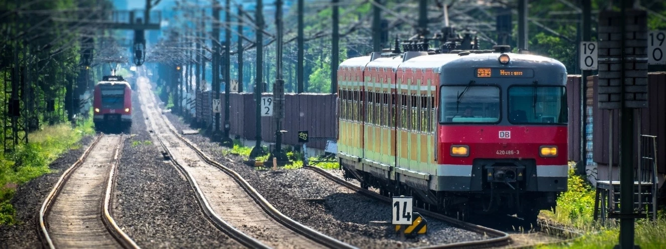S-Bahn auf Schienen unterwegs