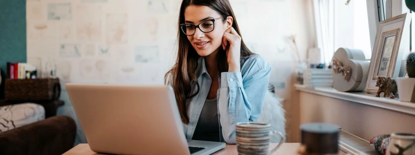 Frau vor einem Laptop — © Adobe Stock / bnenin / 202175983