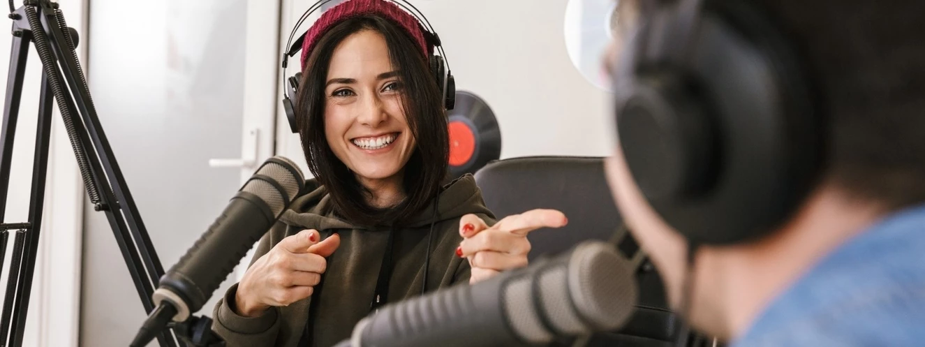Radiovolontäre zwei Moderatoren im Radio