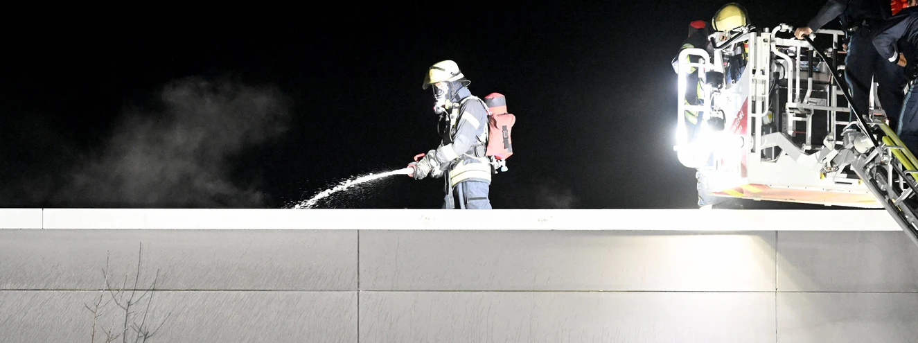 Hausdach brennt durch Feuerwerkskörper — © Thomas Heckmann