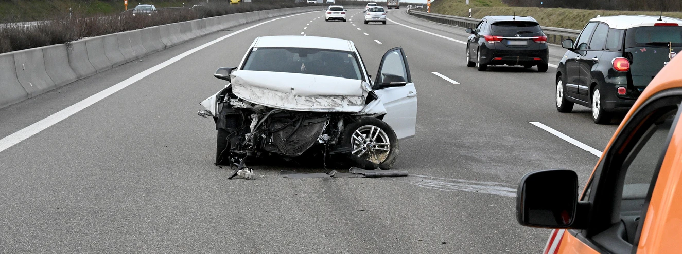 Autounfall auf der A8 bei Nellingen — © Thomas Heckmann