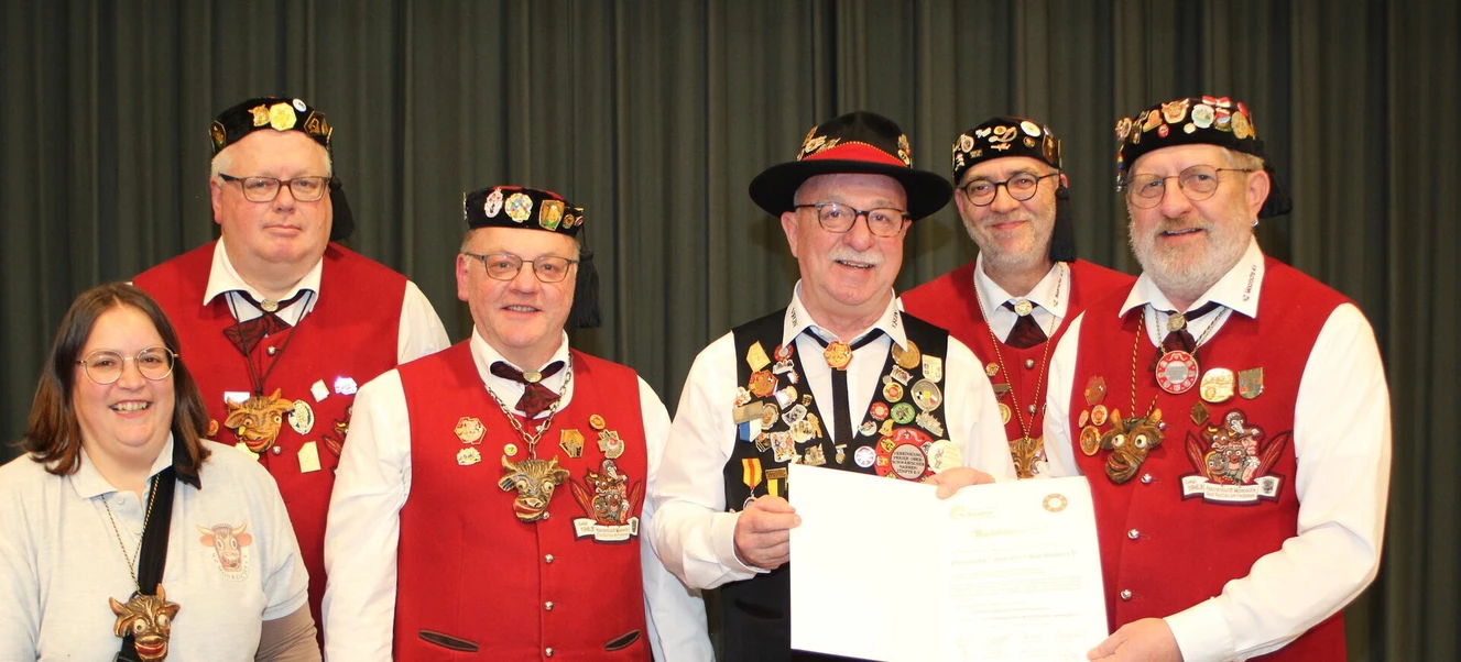 Vertreter der Bad Buchauer Moorochsenzunft bei der Verleihung der Urkunde durch den Präsidenten der Vereinigung Freier Oberschwäbischer Narrenzünfte Reinhard Siegle an den Moorochsenzunftmeister Uwe Vogelgesang. — © Narrenzunft Moorochs e.V. Bad Buchau