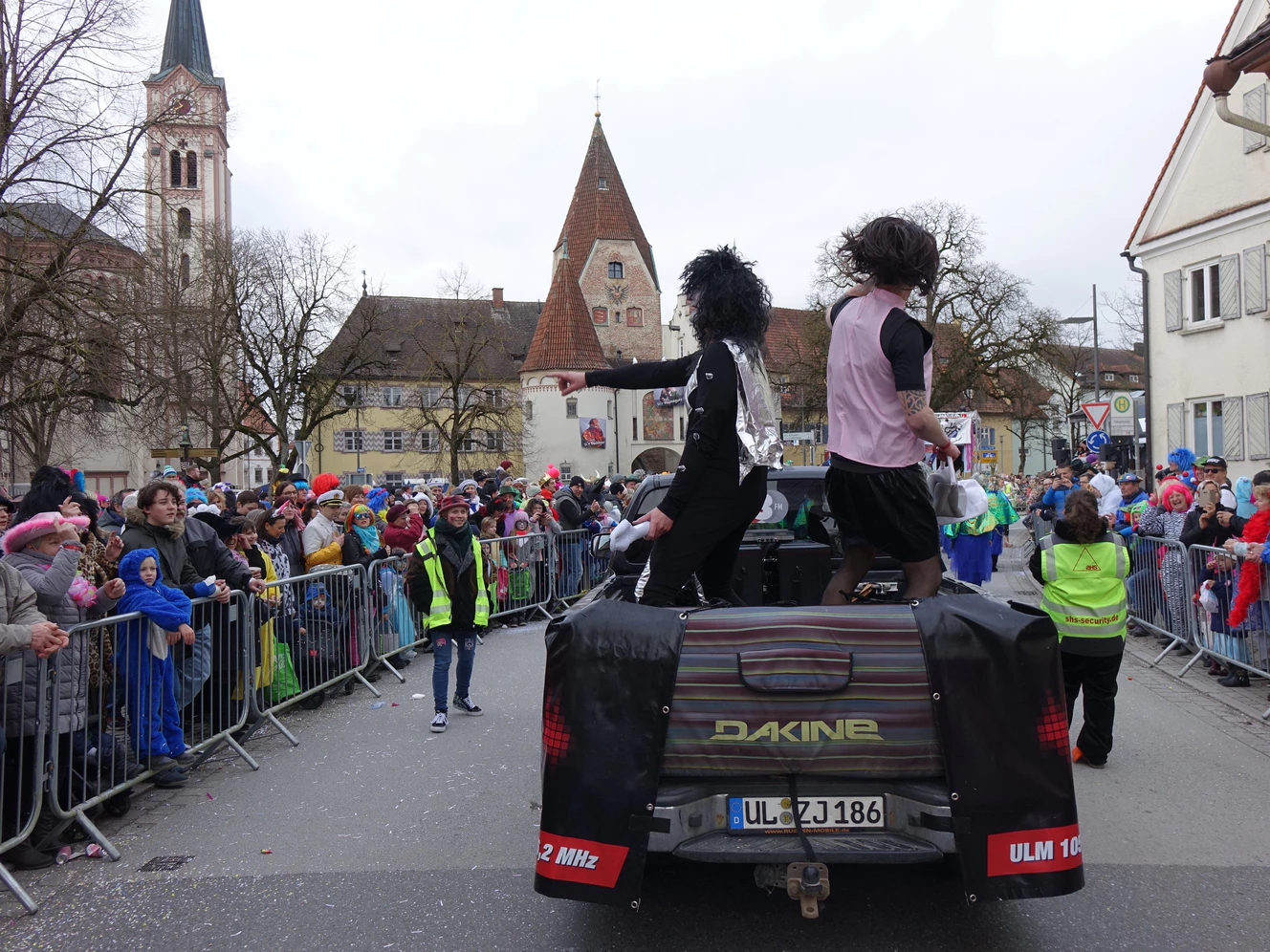 2020 - bevor Corona die Fasnet lahmlegte - waren Andi Scheiter und Felix von DONAU 3 FM noch beim legendären Umzug in Weißenhorn dabei. Verkleidet als KISS und Freddie Mercury.