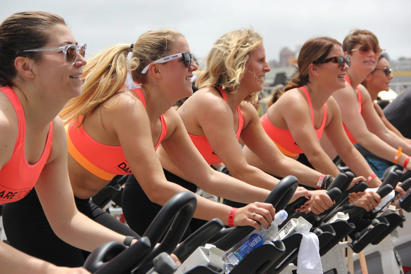 Mehrere Frauen auf Spinnern