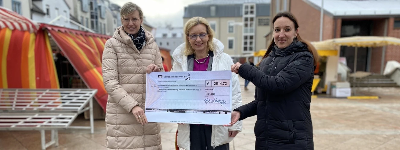 Neu-Ulmer Christbaumverlosung: 2.500 Euro für Stiftung Neu-Ulm - Helfen mit Herz — © Stadt Neu-Ulm