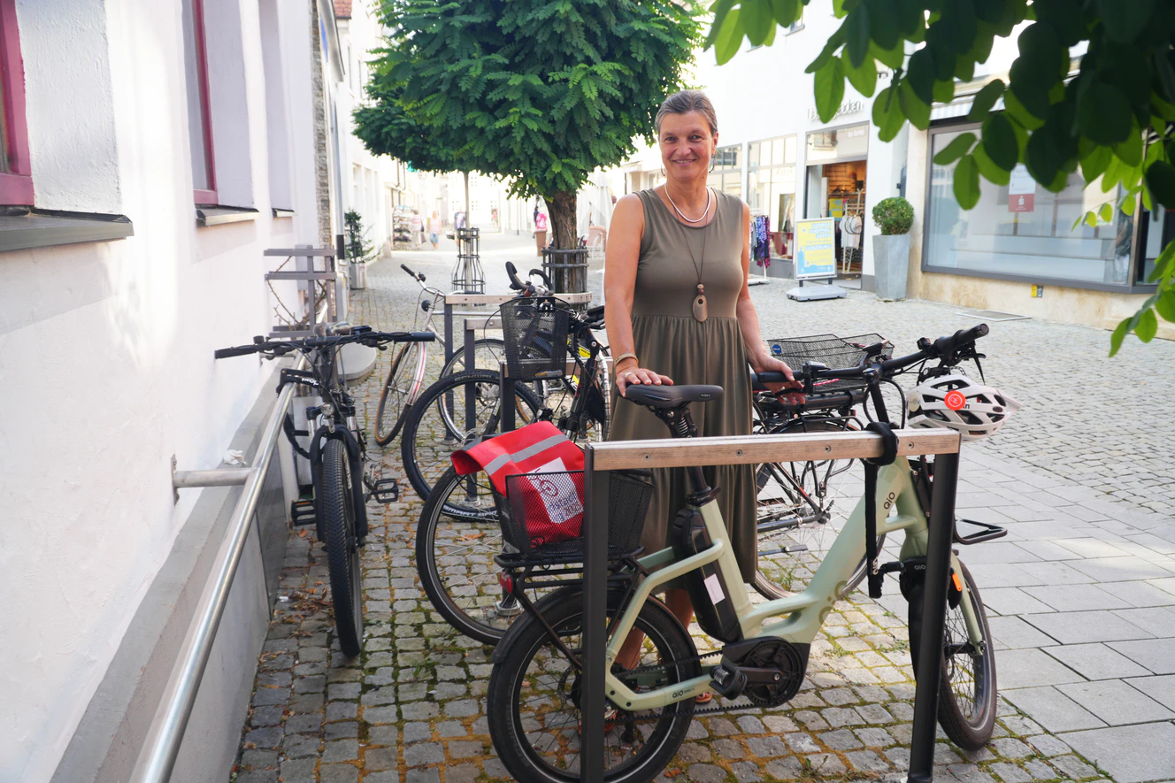 Die Radverkehrsbeauftragte der Stadt Günzburg Daniela Fischer präsentiert die neuen Anlehnbügel in der Innenstadt. — © Michael Lindner/ Stadt Günzburg