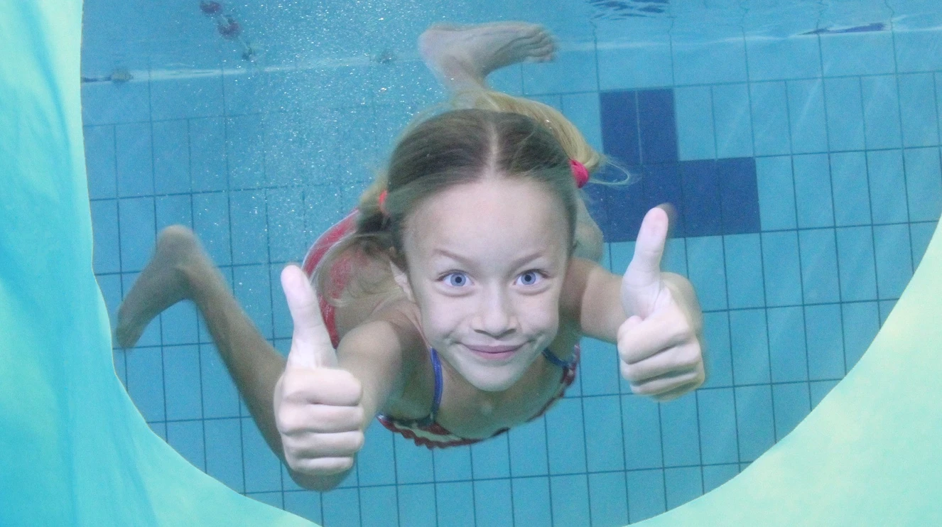 Mädchen taucht im Pool