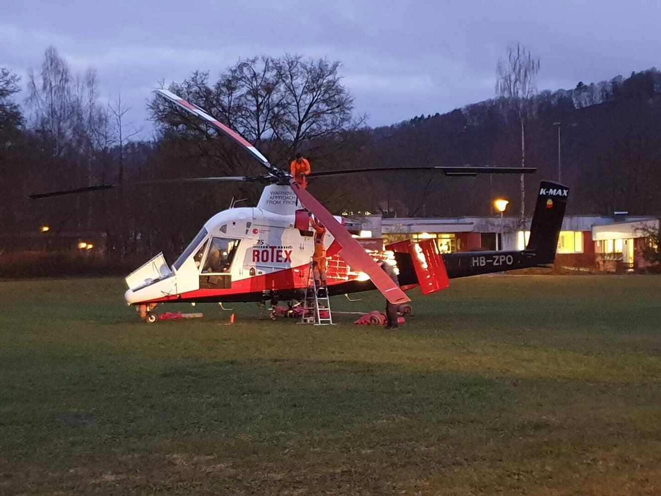 Der Startschuss zur Neugestaltung des Blautopf-Areals ist gefallen: Heute werden dafür Bäume gefällt. Dafür ist auch ein Hubschrauber im Einsatz.