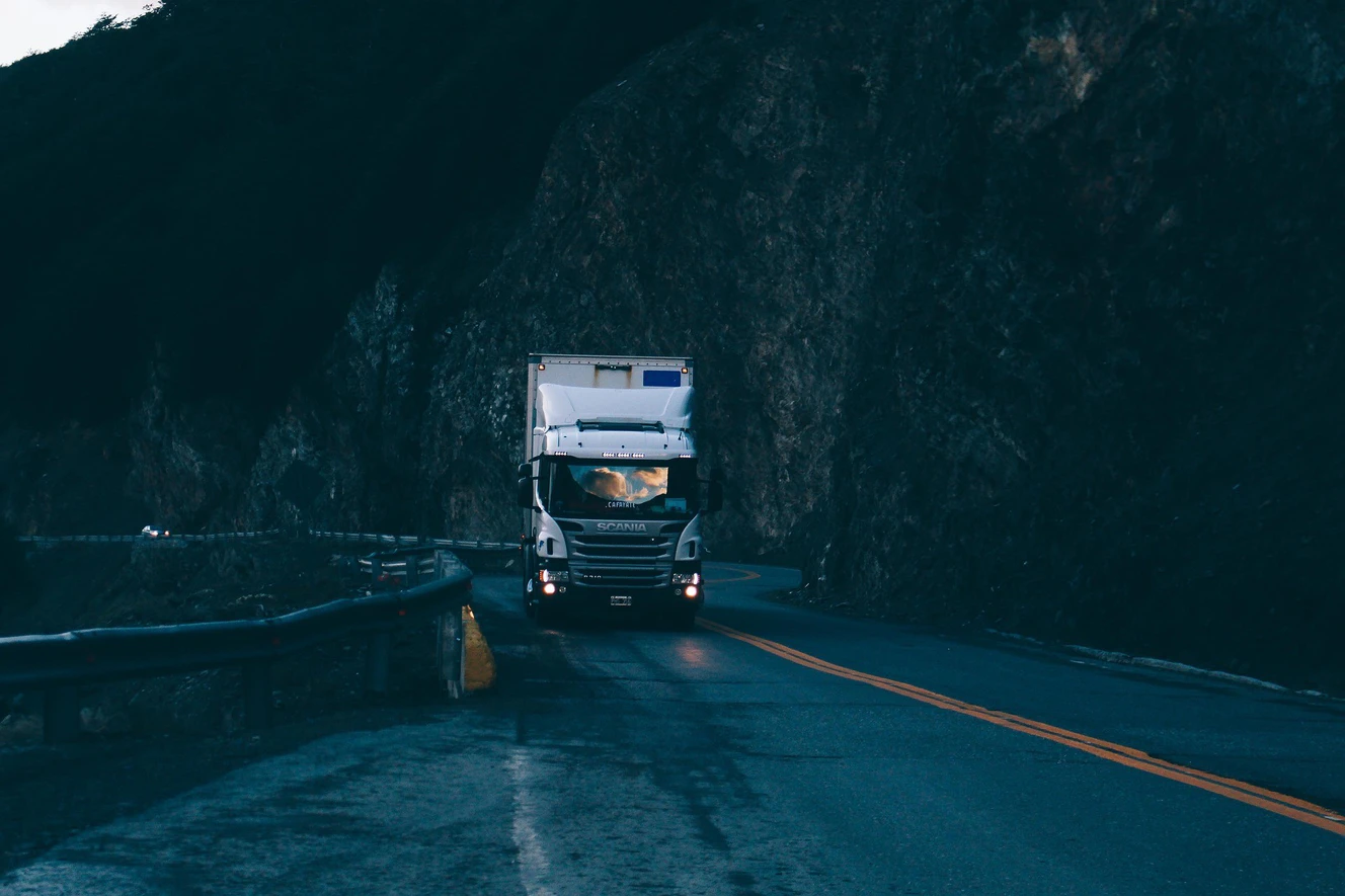 Ein LKW bei Nacht