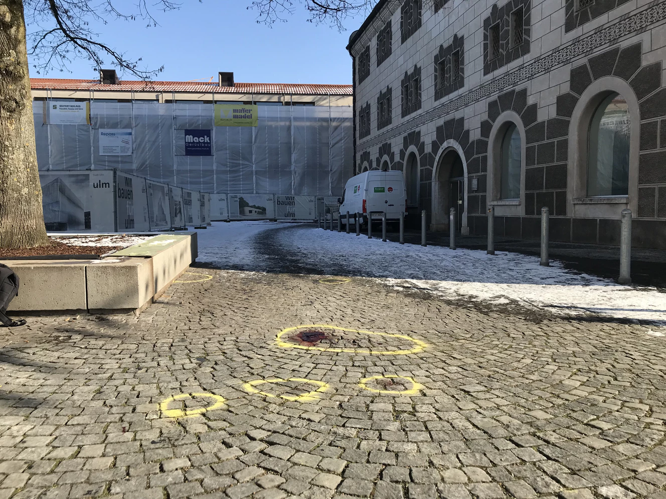 Der Tatort am Kornhausplatz. Die Angreifer müssen dem Polizisten noch bis in die Bärengässe gefolgt sein. Überall finden sich Überbleibsel der Spurensicherung.