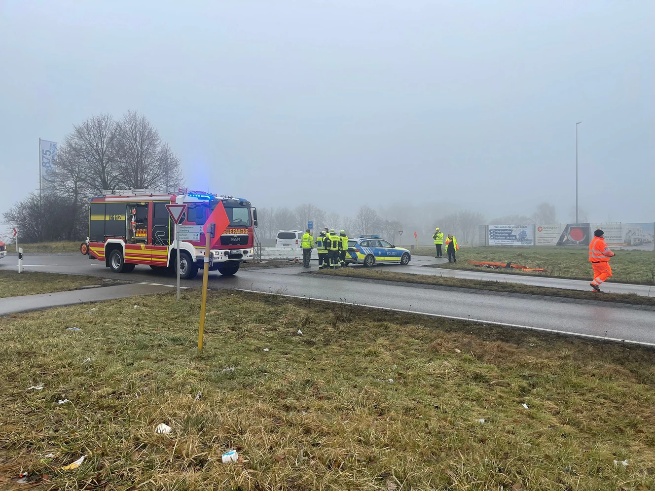 Bei Vöhringen hat ein LKW auf dem Weg zur Autobahn große Betonsteine verloren. Die Straße und auch die Autobahnauffahrt wurden gesperrt. — © privat