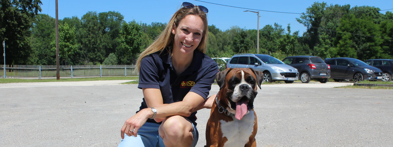 Dr. Christine Theiss mit ihrem Boxer Hermes