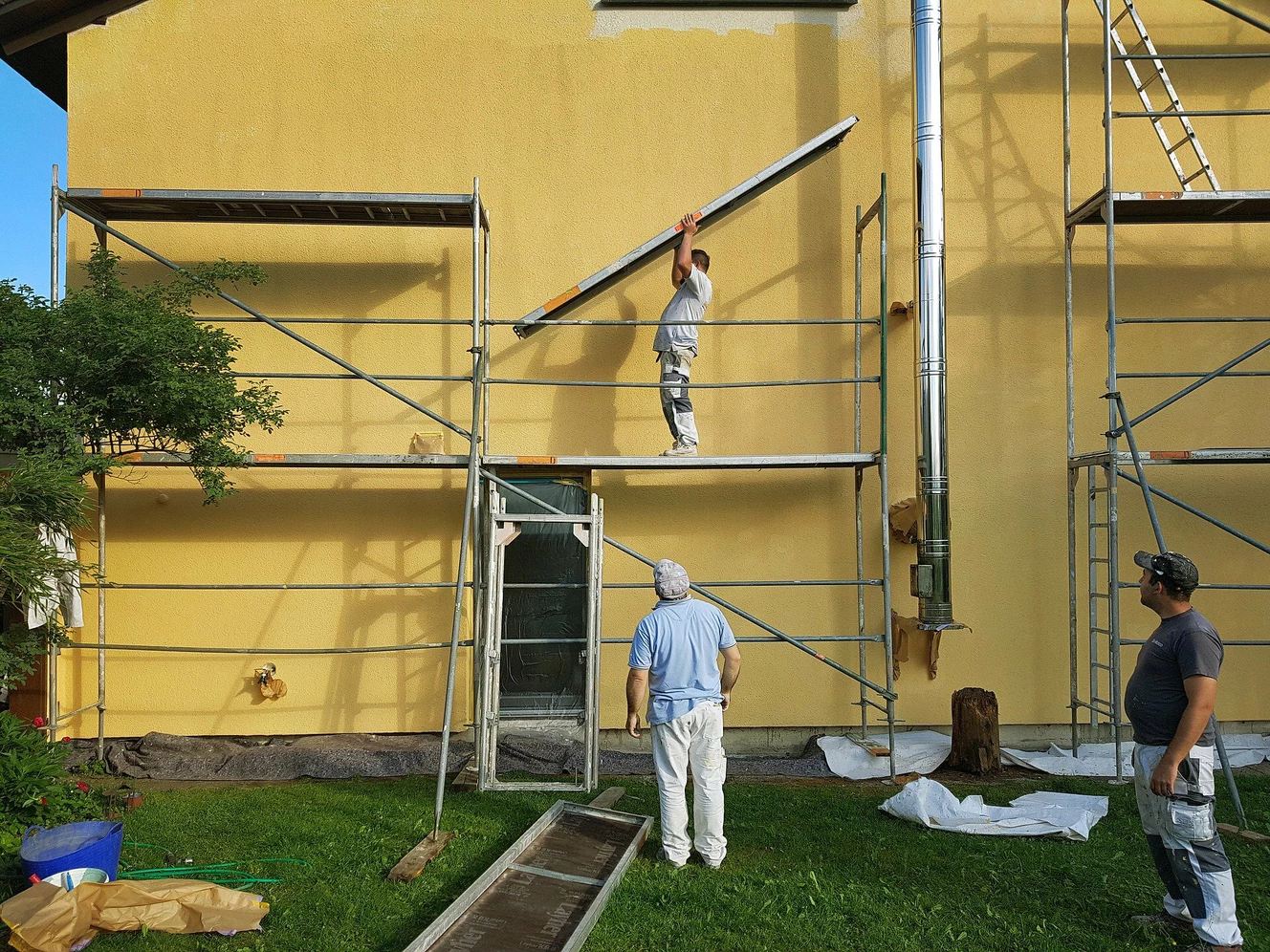 Symbolbild: Männer bauen ein Gerüst ab