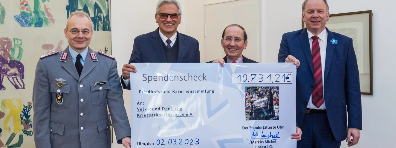 Übergabe der Spende an den Volksbund Deutsche Kriegsgräberfürsorge e.V. — © Gina Seegert/Bundeswehr Ulm