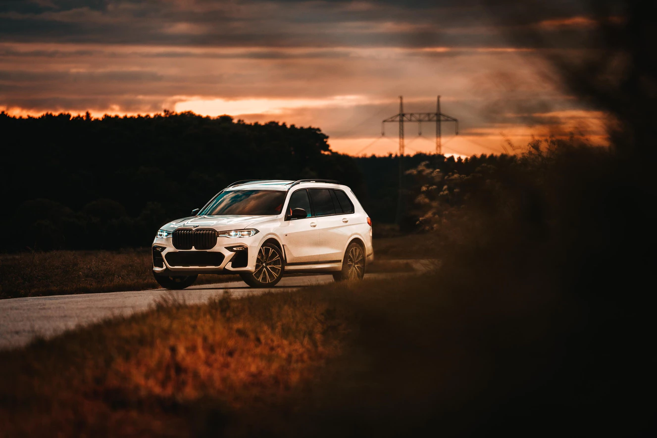 Ein SUV in den Bergen bei Sonnenuntergang