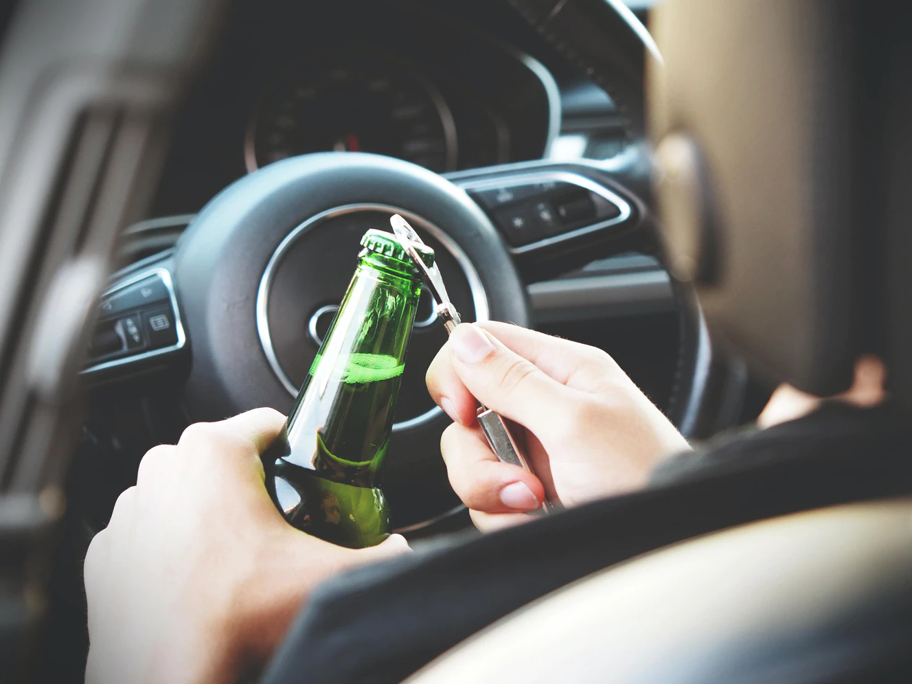 Betrunken im Auto schlafen — © Symbolbild
