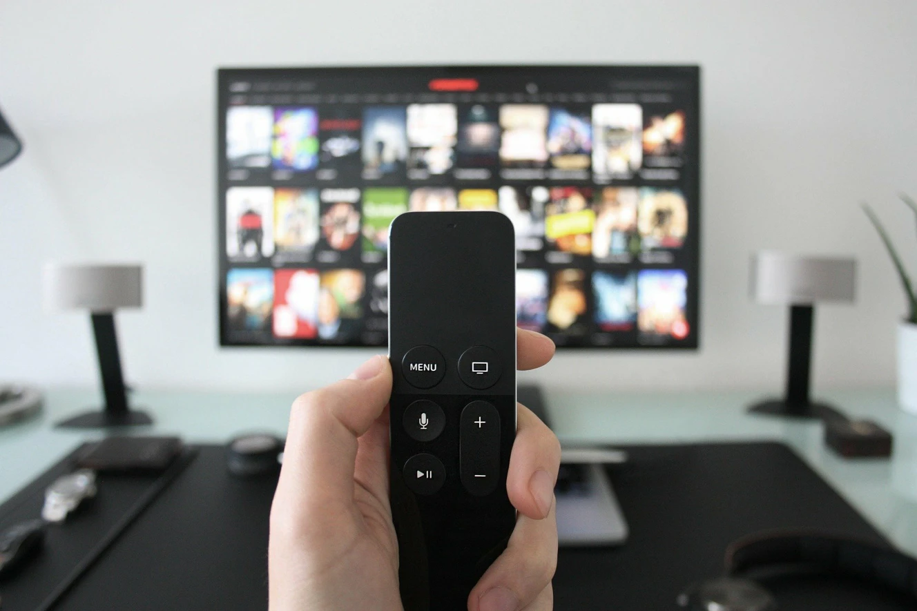 Ein Fernseher, auf den eine Fernbedienung gerichtet wird