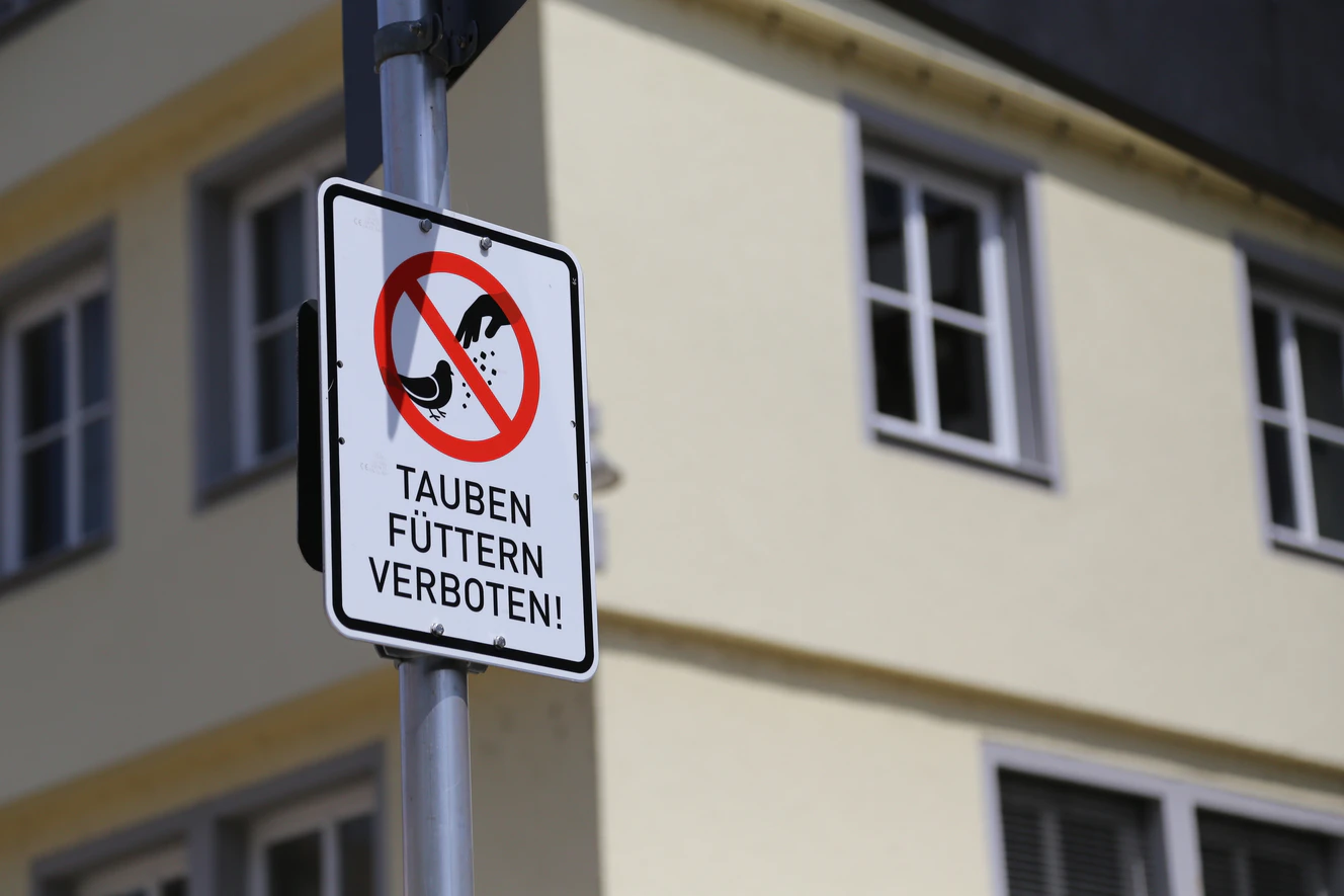 Schild: Füttern von Tauben verboten — © Stadt Biberach