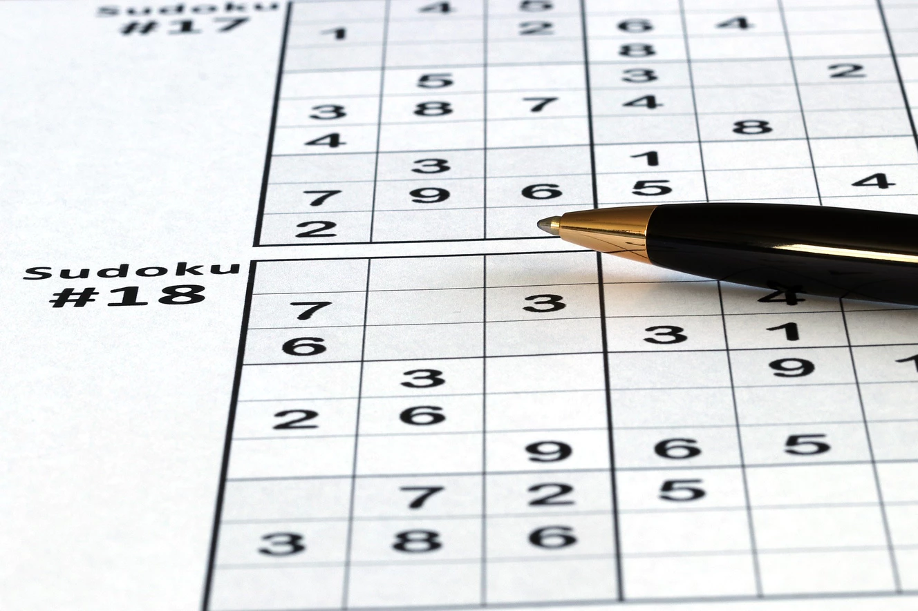 ein Stift liegt auf einem ungelösten Sudoku