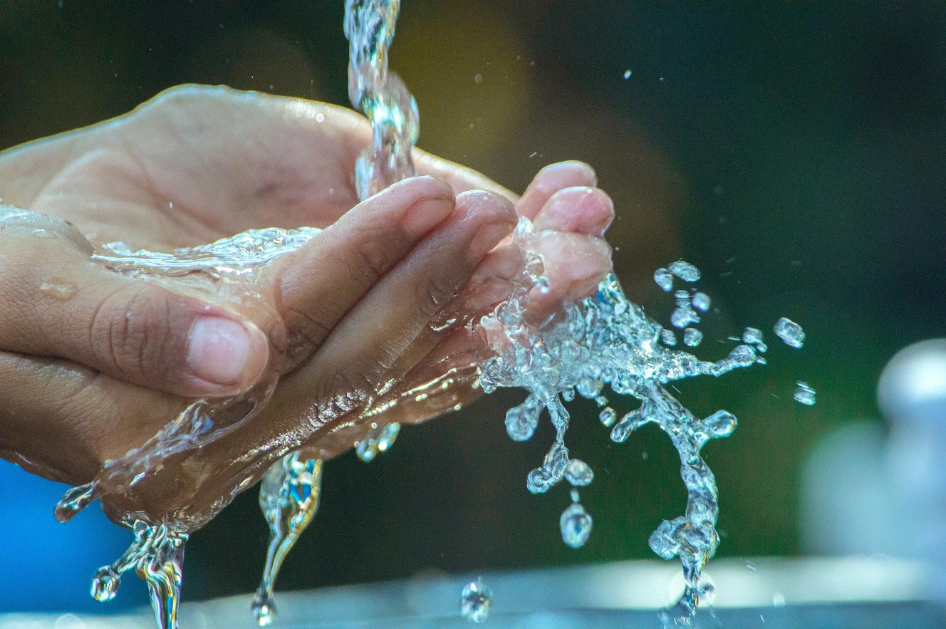 Wasser fällt in Hände