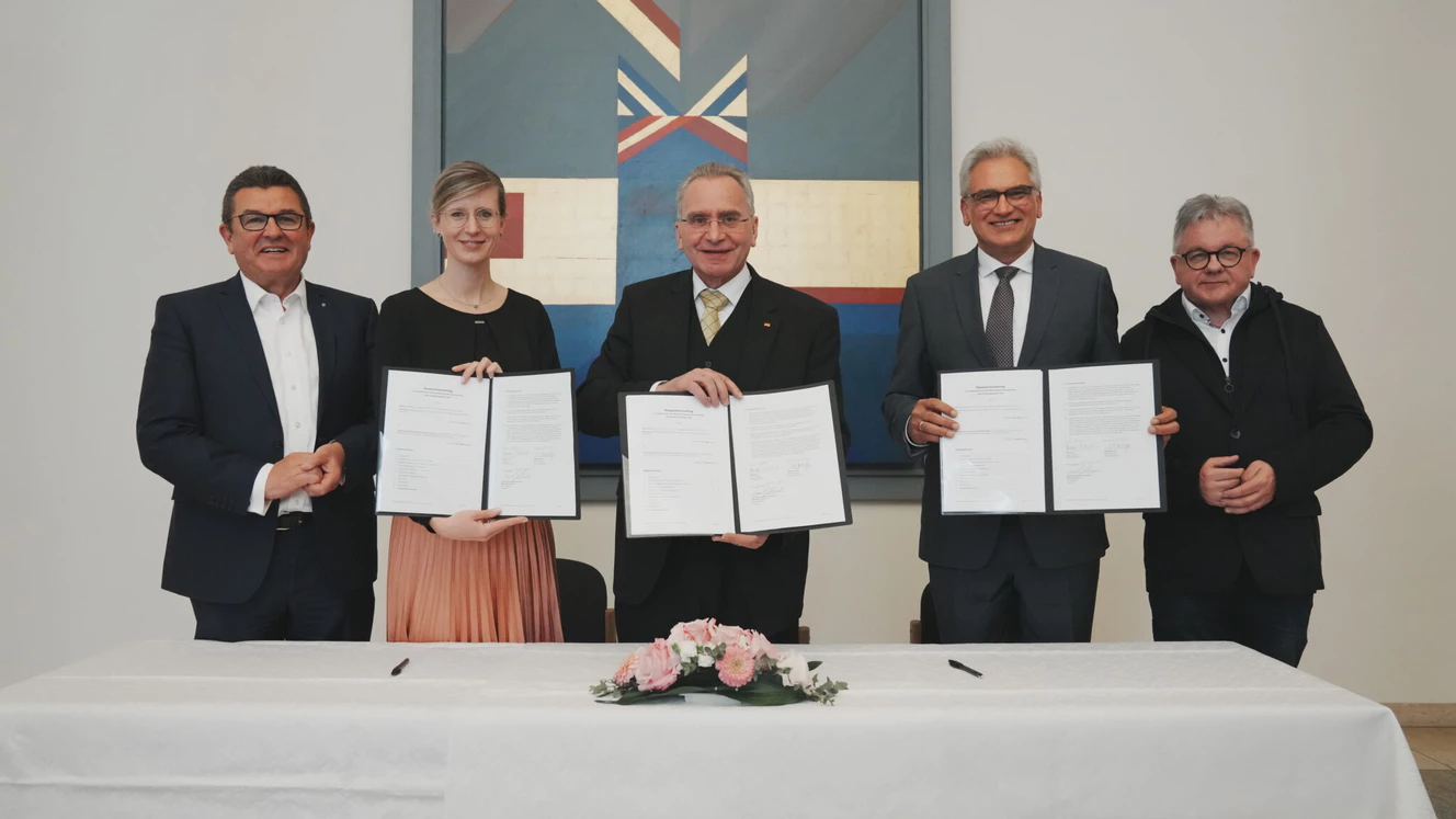 Oberbürgermeisterin Katrin Albsteiger, Oberbürgermeister Gunter Czisch und BDMV-Präsident Paul Lehrieder MdB unterzeichnen Vertrag — © Deutsches Musikfest