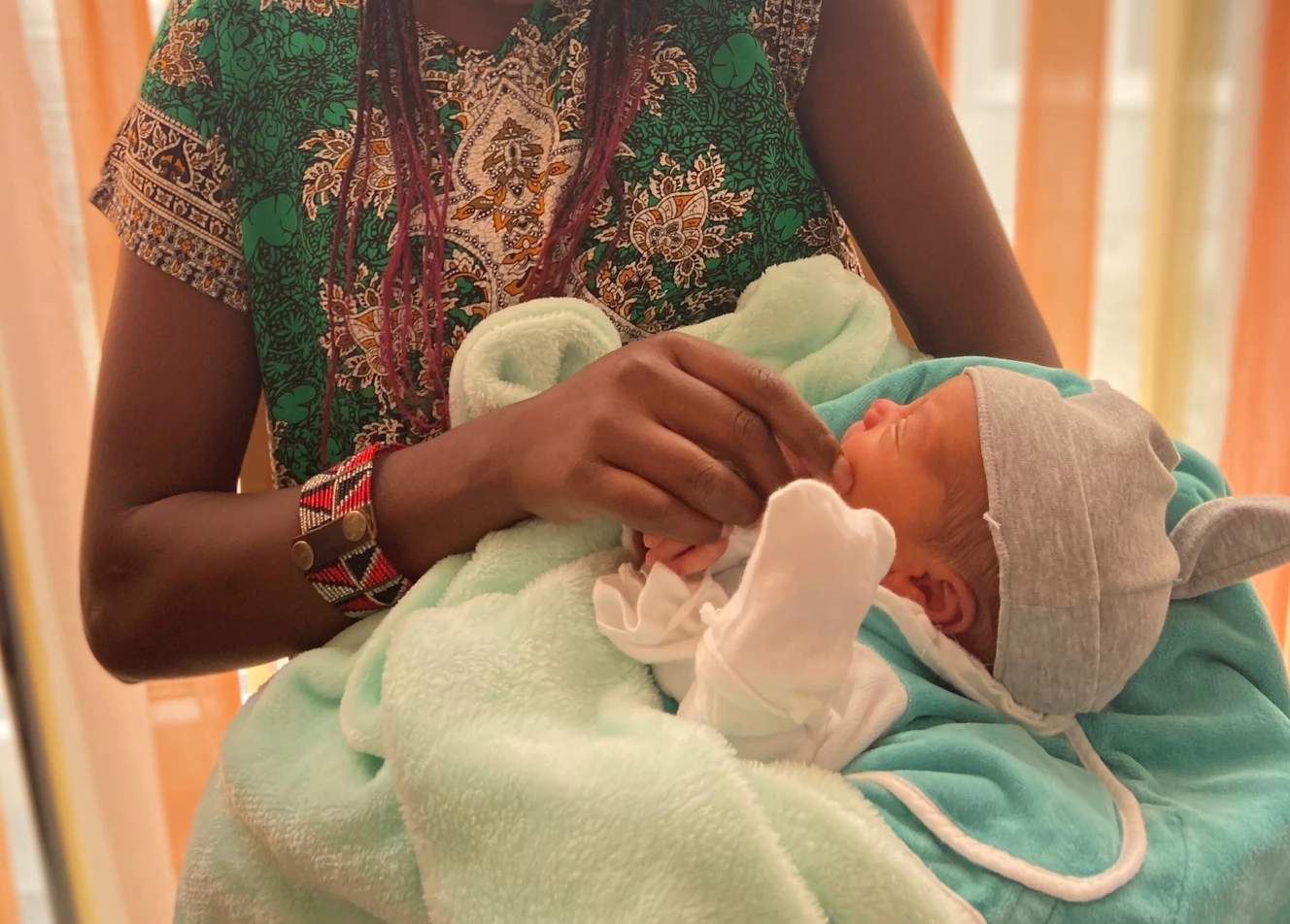 Mutter Ruth Wambui Piller mit Sohn Samuel in der Donauklinik Neu-Ulm — © Kreisspitalstiftung Weißenhorn