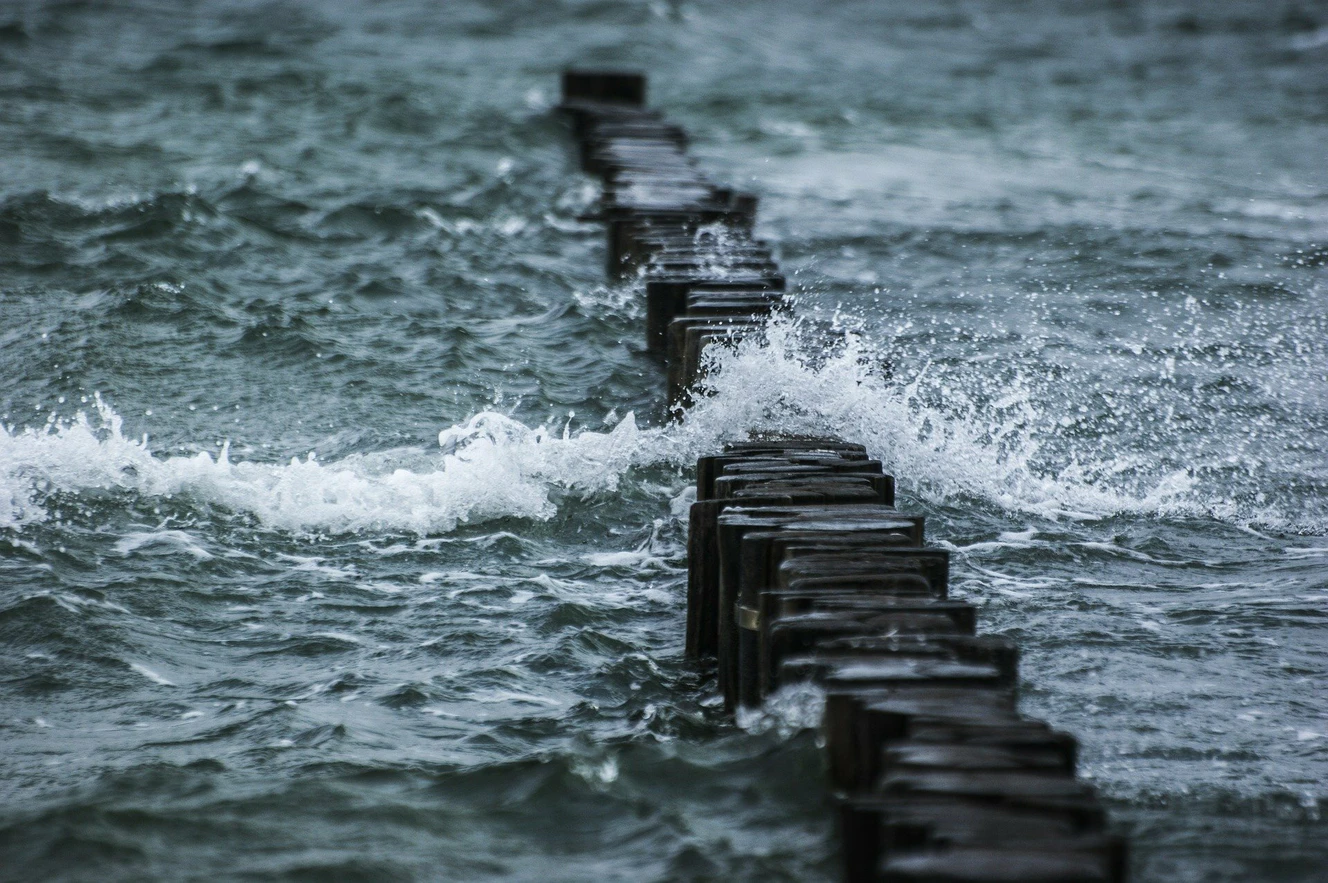 Wellenbrecher im Meer