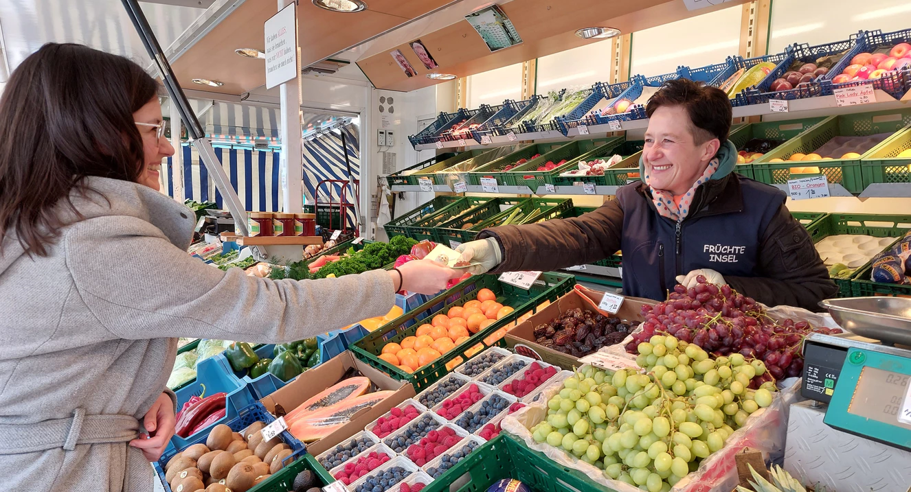 Osterhasen geschenkt auf dem Biberacher Wochenmarkt — © Stadtverwaltung Biberach